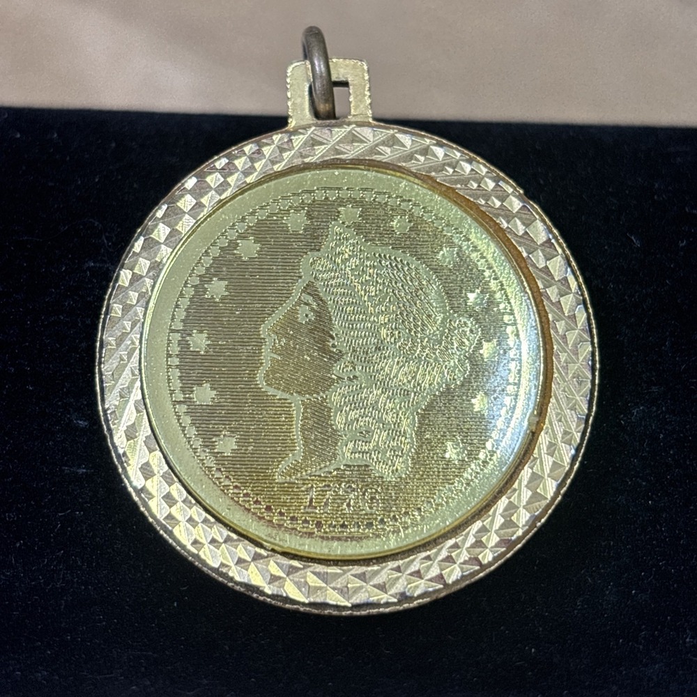 Vintage 1976 US Bicentennial Souvenir Replica Coin Pendant Gold Tone